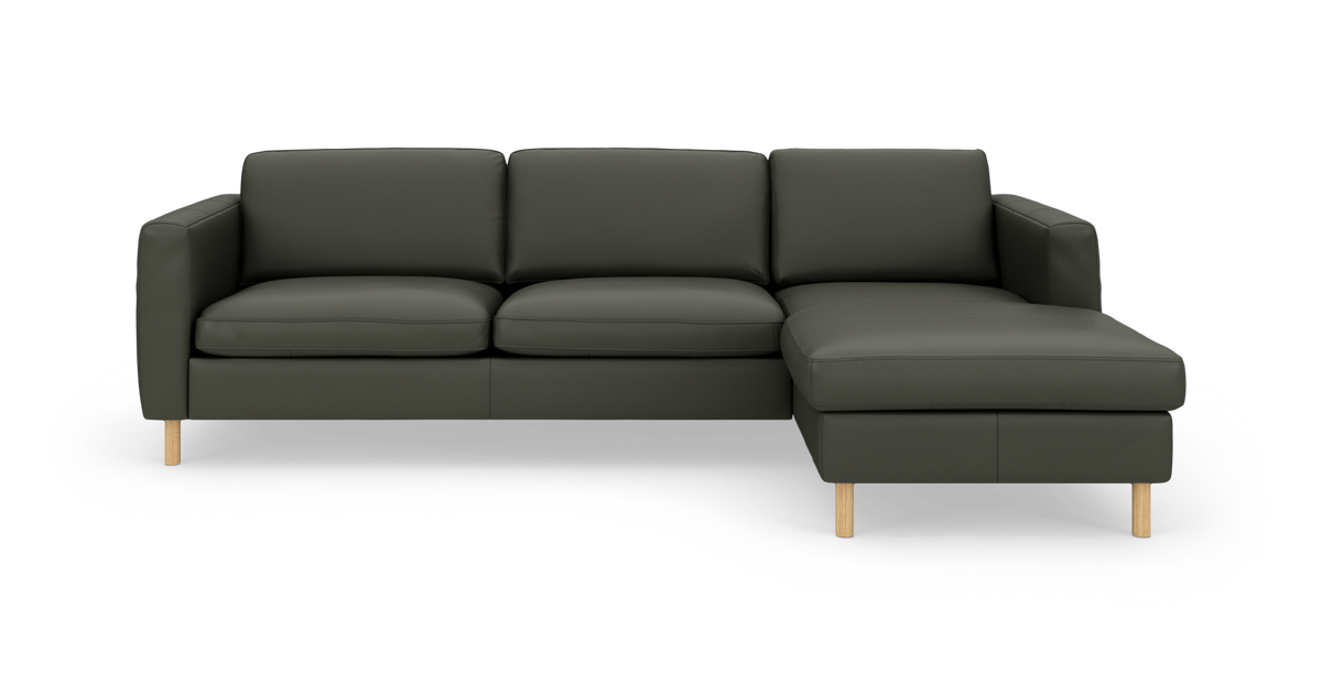 Mørkegrøn hjørnesofa med højre chaiselong og lyse træben, frilagt på hvid baggrund.