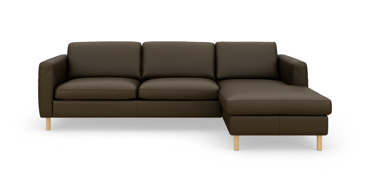 Mørkebrun hjørnesofa med højre chaiselong og lyse træben, frilagt på hvid baggrund.