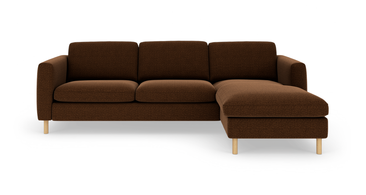 Brun modulsofa med chaiselong til højre og lyse træben, fotograferet i studie på hvid baggrund.