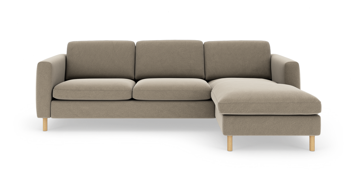 Beige 3-personers sofa med højrevendt chaiselong og lyse træben, frontvisning på hvid baggrund.