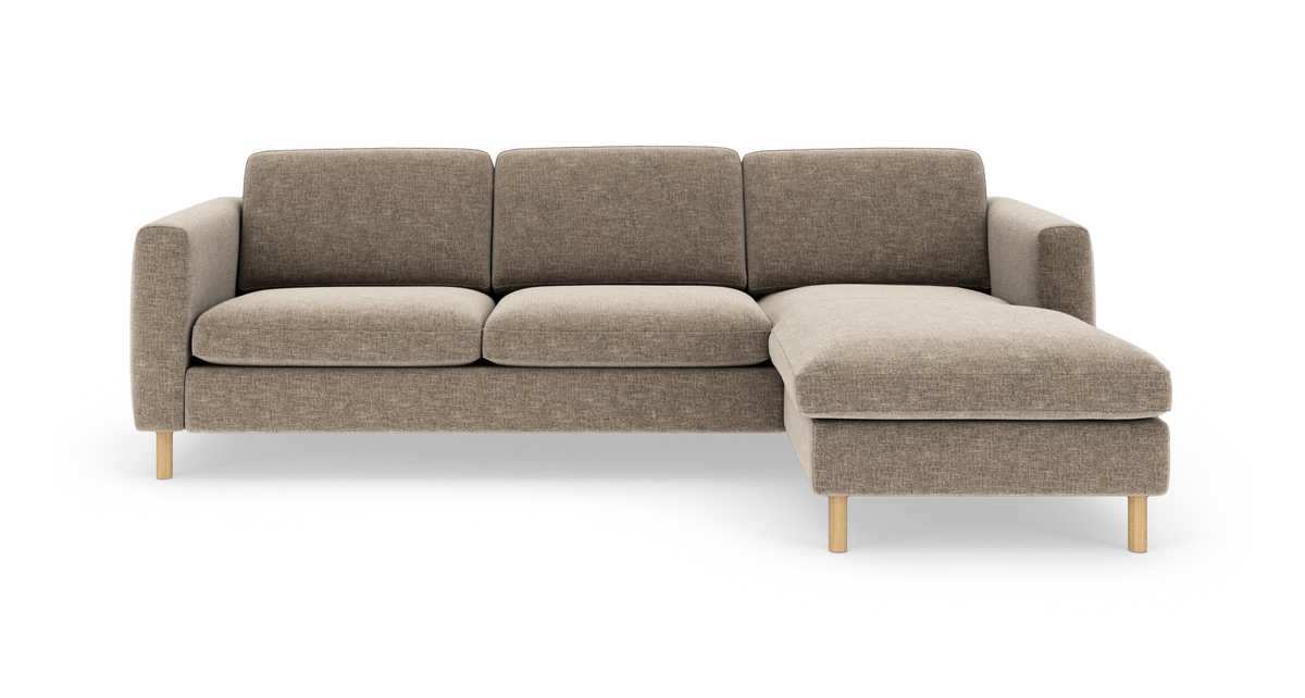 Brun stofsofa med chaiselong til højre og træben, frilagt produktbillede forfra.