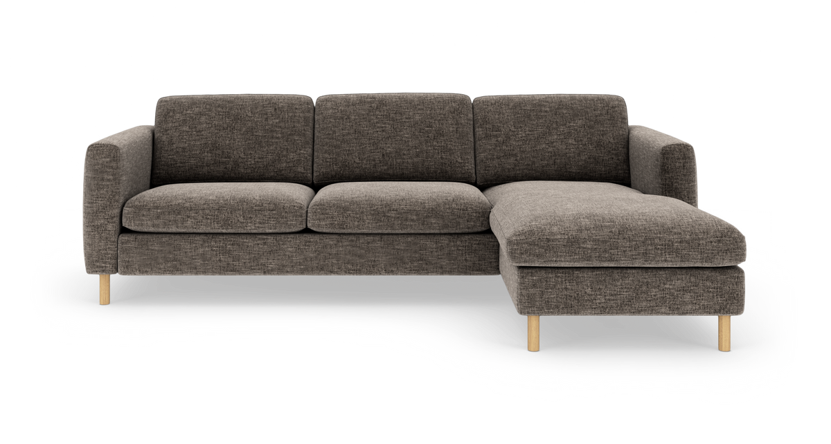 Brungrå hjørnesofa med højre chaiselong og lyse træben, frilagt på hvid baggrund.
