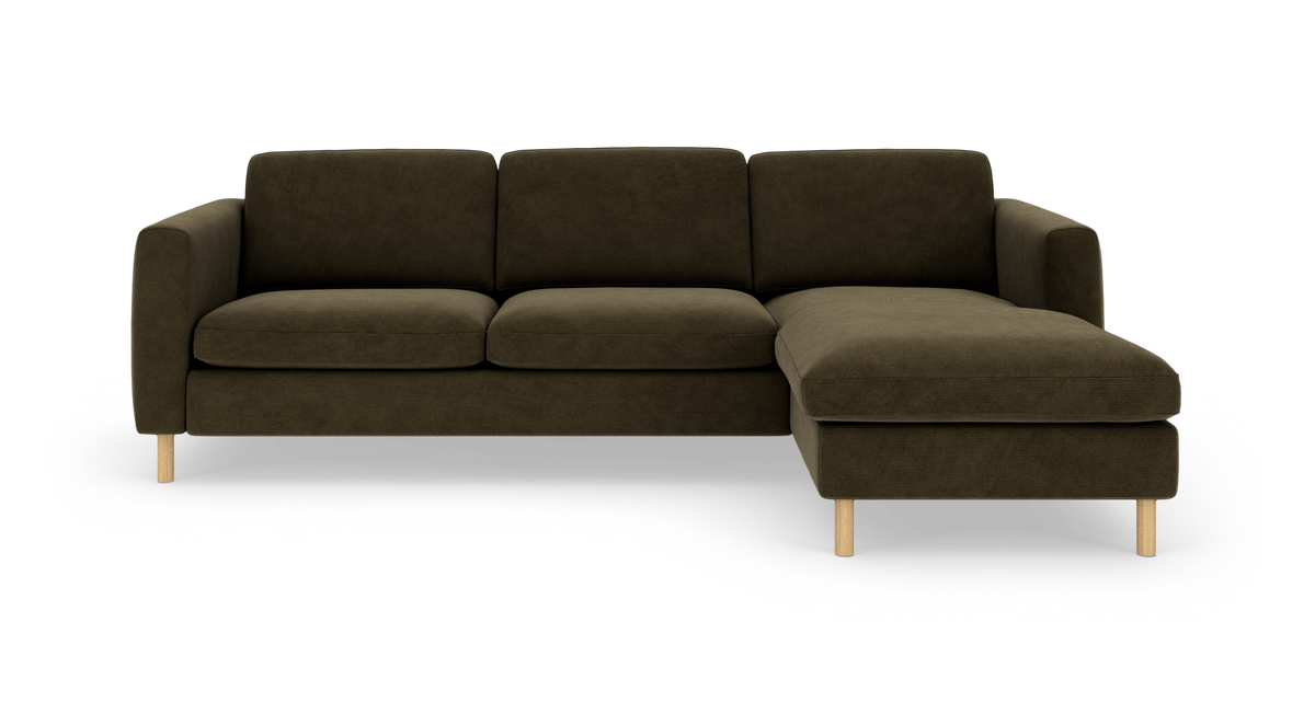 Mørk olivgrøn hjørnesofa med chaiselong til højre og lyse træben, set lige forfra.