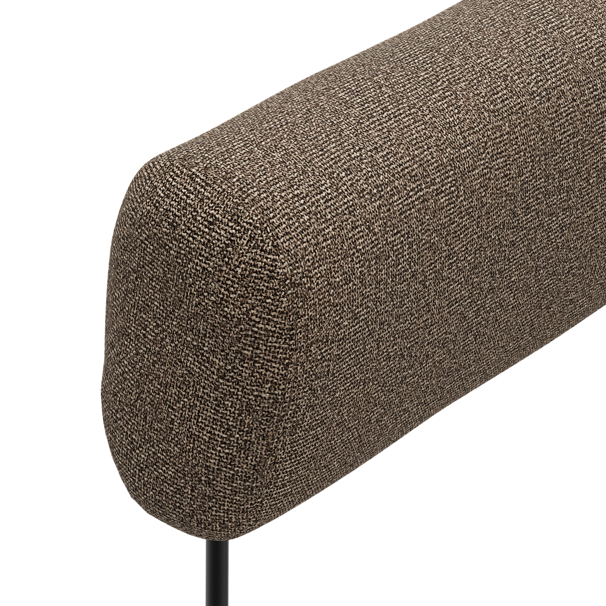Nærbillede af brunmeleret, afrundet sofa-armlæn med sort metalben.