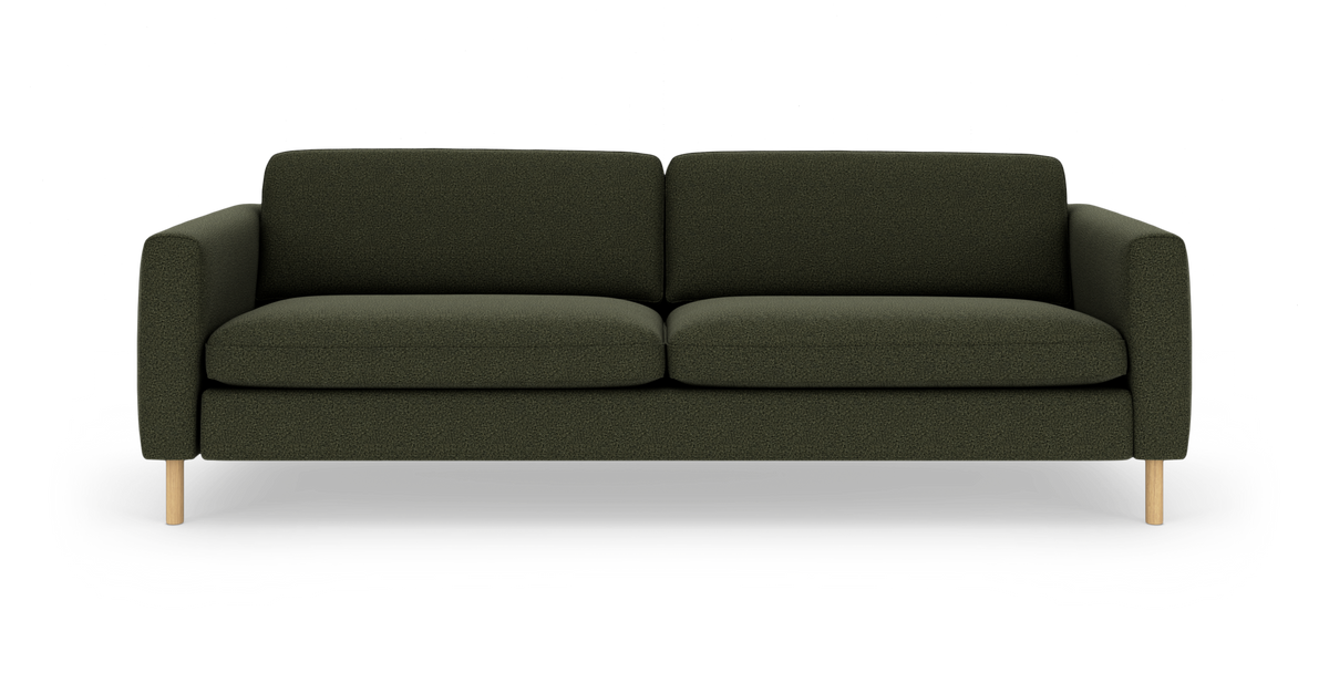 Mørkegrøn 3-personers sofa med afrundede armlæn og lyse træben, fotograferet lige forfra mod neutral baggrund.