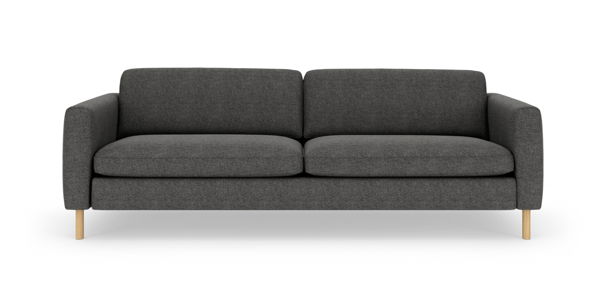 Mørkegrå 3-personers sofa med afrundede armlæn og lyse træben, fotograferet lige forfra mod hvid studiebaggrund.