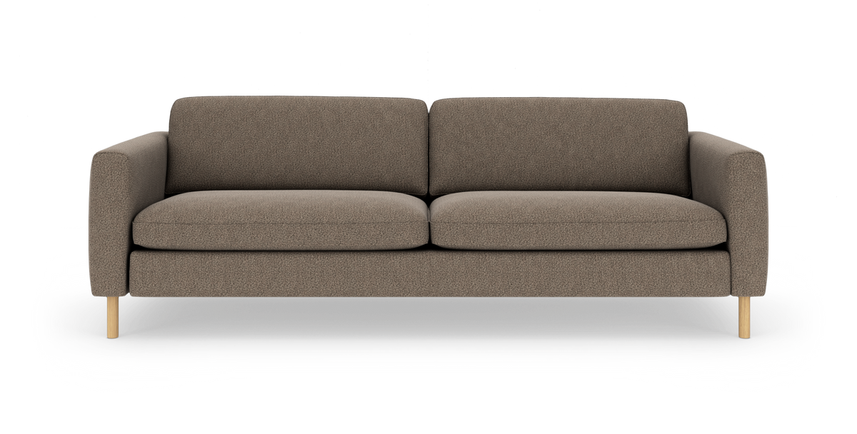 Brun/beige 3‑personers sofa med afrundede armlæn og lyse træben, frontvisning mod hvid baggrund.
