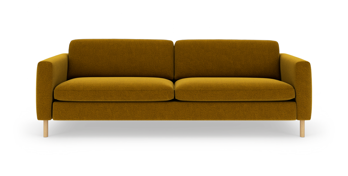 Sennepsgul 3-personers sofa med afrundede armlæn og lyse træben, isoleret mod hvid studiobaggrund.