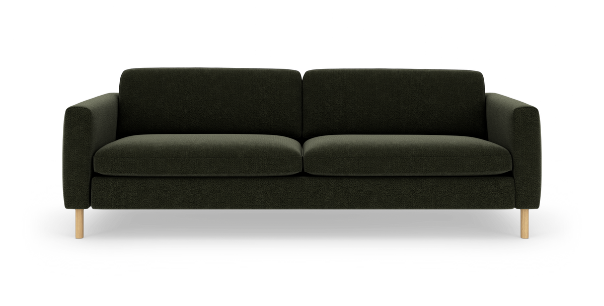 Mørkegrøn sofa med to sædehynder og lyse træben, frontvisning mod hvid baggrund.