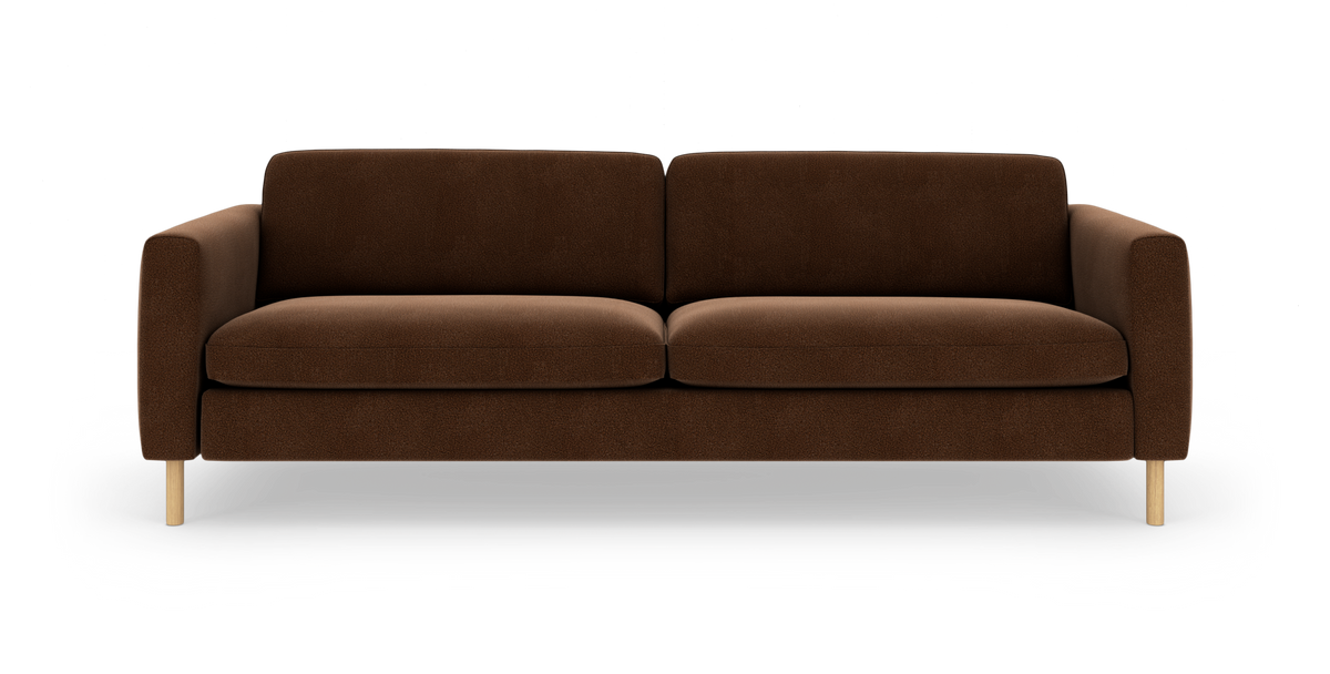 Brun sofa med to sædehynder, afrundede armlæn og lyse træben, fotograferet lige for i studie.