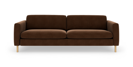 Brun sofa med to sædehynder, afrundede armlæn og lyse træben, fotograferet lige for i studie.