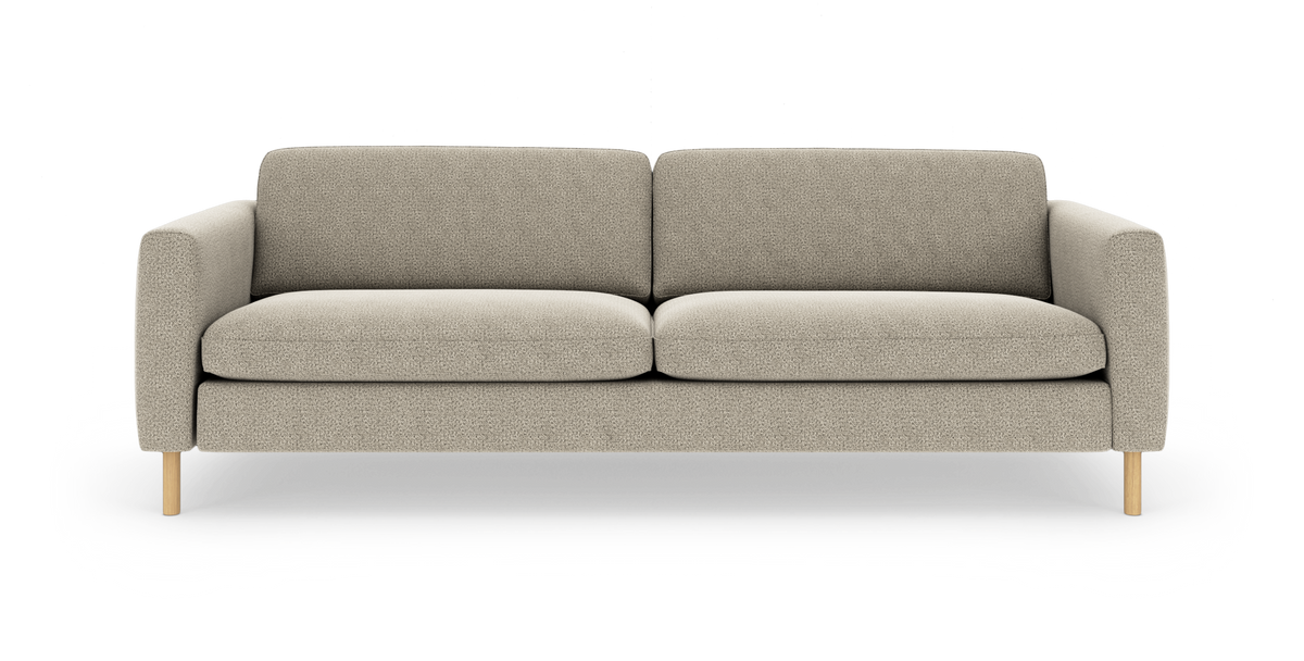 Beige 3-personers sofa med afrundede armlæn og lyse træben, frilagt på hvid baggrund.
