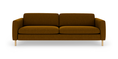 Brun, sennepsfarvet sofa med to sædehynder og lyse træben, fotograferet lige for på hvid studiobaggrund.