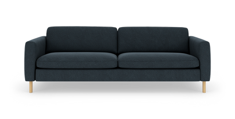 Mørkeblå tresæders sofa med afrundede armlæn og lyse træben, fotograferet forfra på hvid baggrund.