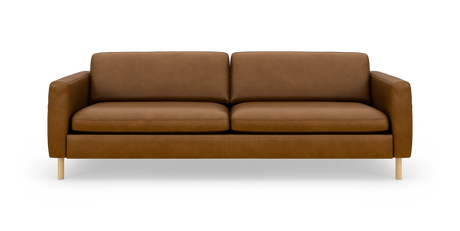 Brun lædersofa med to sædehynder og to ryghynder på træben, fotograferet lige for mod hvid studiobaggrund.