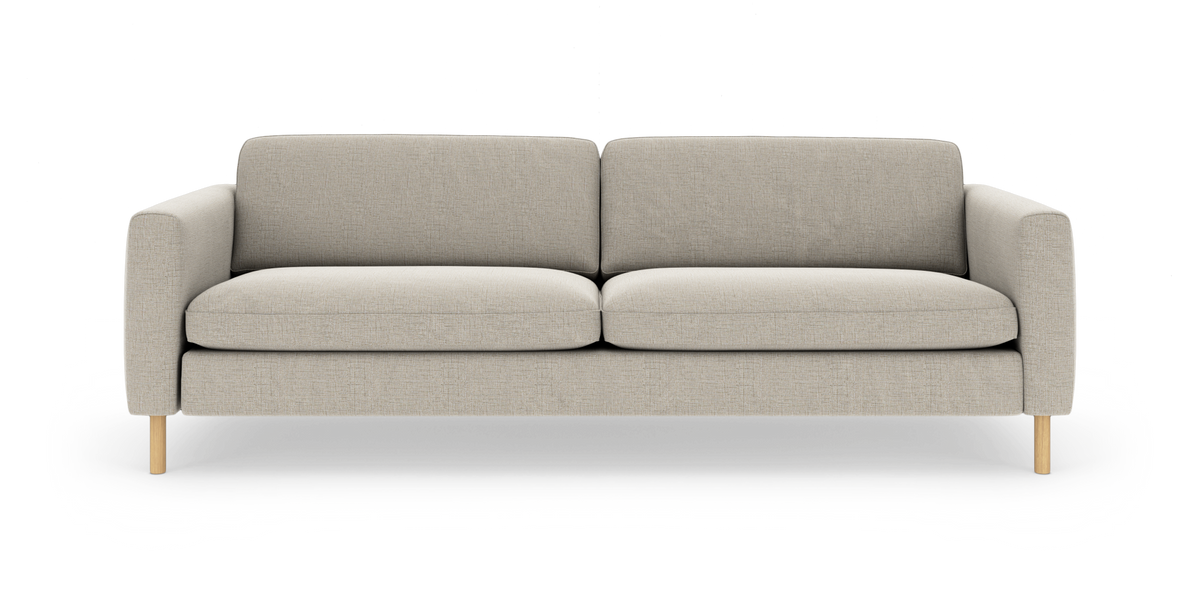Lys beige 3-personers sofa med tekstilbetræk og lyse træben, frontvisning i studie.