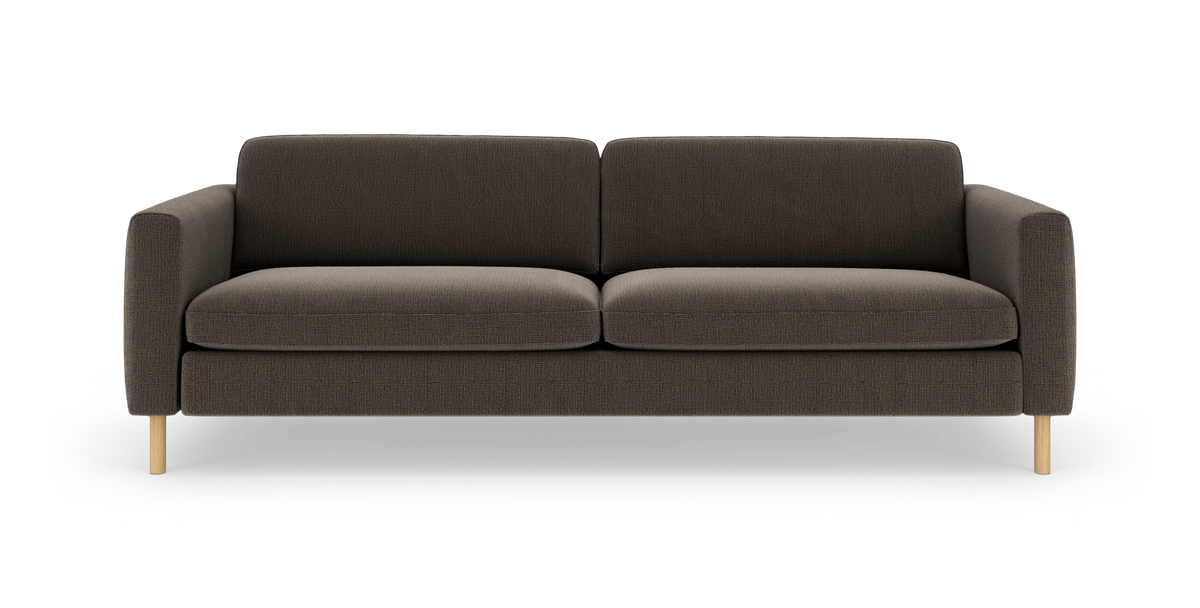 Brun 3-personers stofsofa med runde træben, set forfra på hvid studiobaggrund.