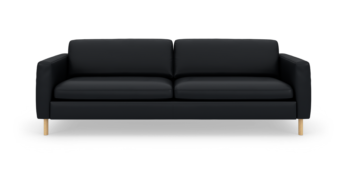 Sort, moderne sofa med træben, set forfra mod hvid baggrund.
