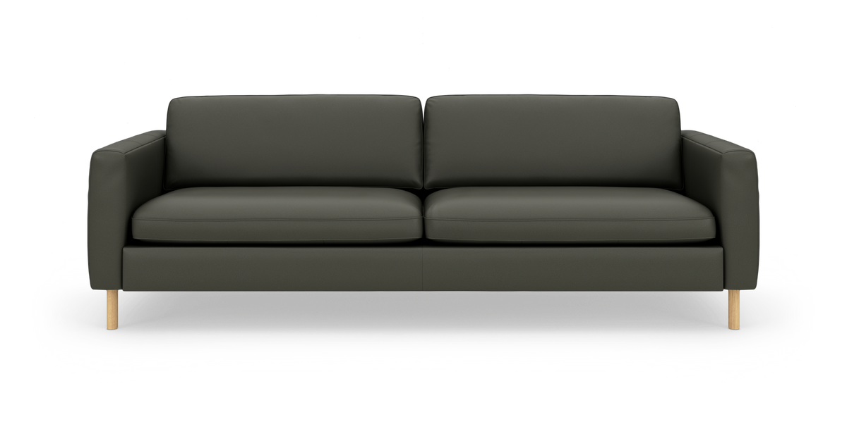 Mørkegrøn tresæders sofa i moderne, minimalistisk design med smalle armlæn og lyse træben, set forfra i studie.