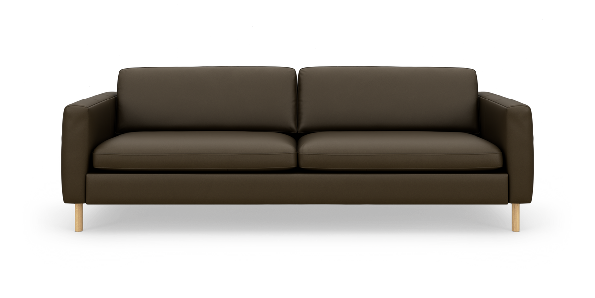 Mørkebrun 3-personers sofa med lige armlæn og lyse træben, fotograferet lige forfra i studie på hvid baggrund.