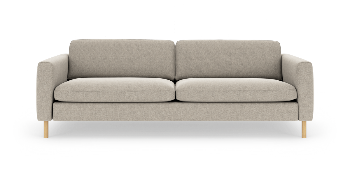 Beige 3-personers sofa med bløde puder og lyse træben, frilagt på hvid baggrund.