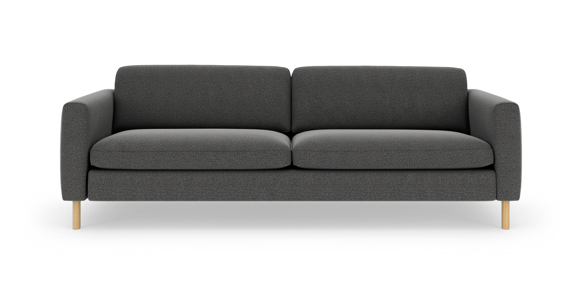 Mørkegrå tresæders sofa med afrundede armlæn og lyse træben set forfra.