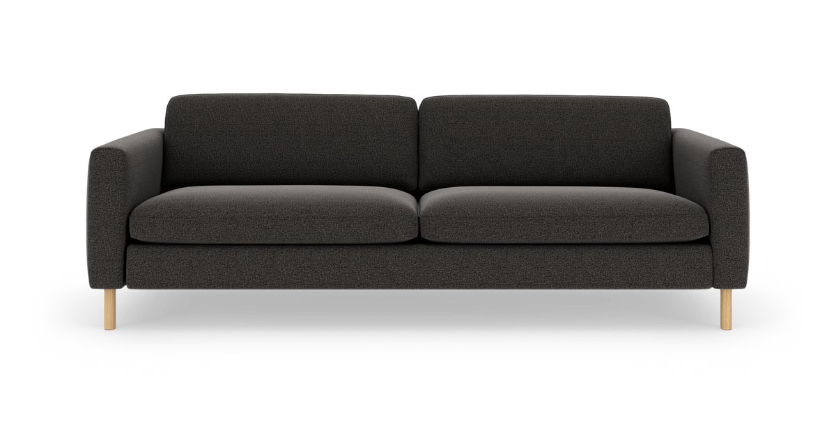 Mørkegrå tresædet sofa med afrundede armlæn og lyse træben, frontvisning mod hvid baggrund.