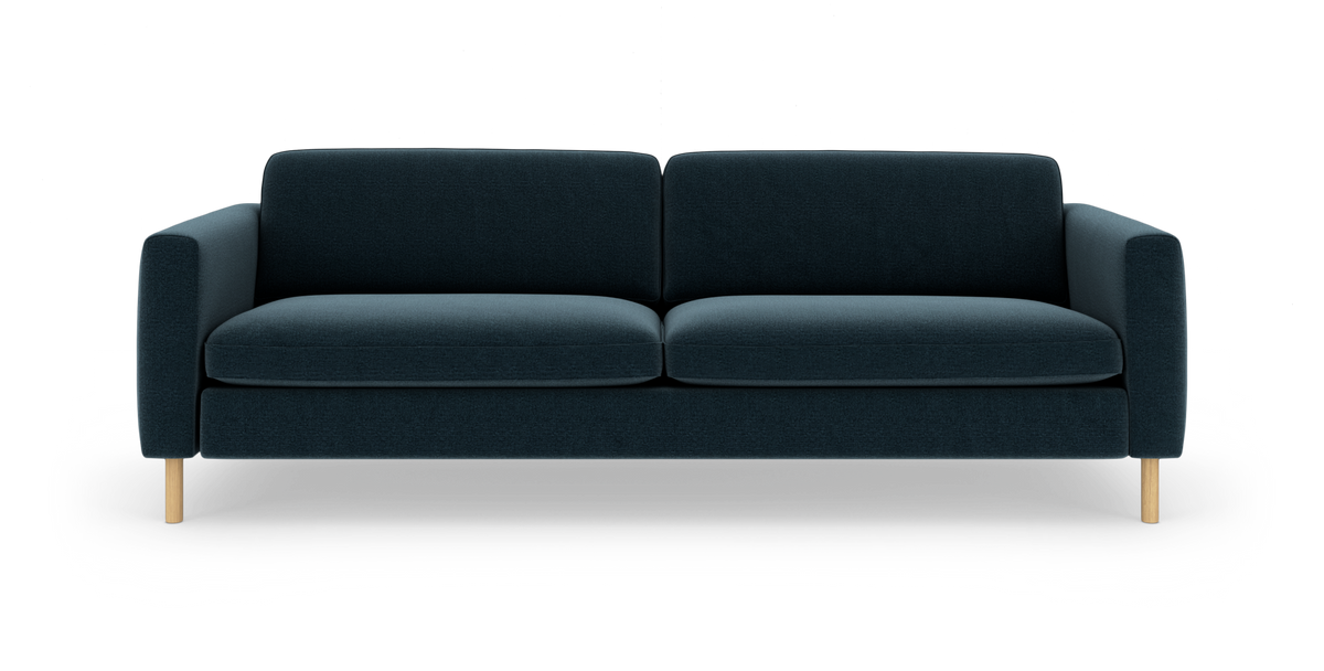 Mørkeblå, moderne tresæders sofa med lige armlæn og lyse træben, frilagt på hvid baggrund.