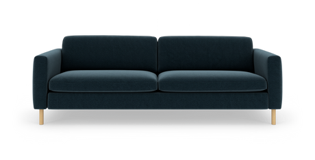 Mørkeblå, moderne tresæders sofa med lige armlæn og lyse træben, frilagt på hvid baggrund.