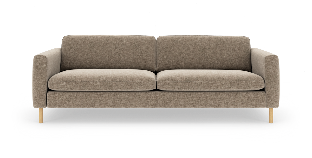 Beige stofsofa med træben, frontalt produktfoto på hvid baggrund.
