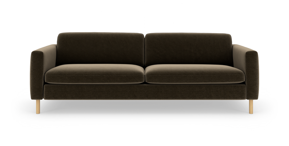 Mørkebrun 3-personers sofa med lige armlæn og lyse træben, frontvisning på hvid baggrund.
