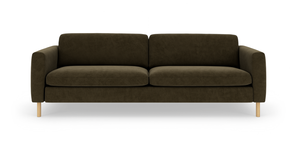 Mørkebrun 3-personers sofa med to ryghynder og to sædehynder, slanke lyse træben, frontvisning på hvid studiobaggrund.
