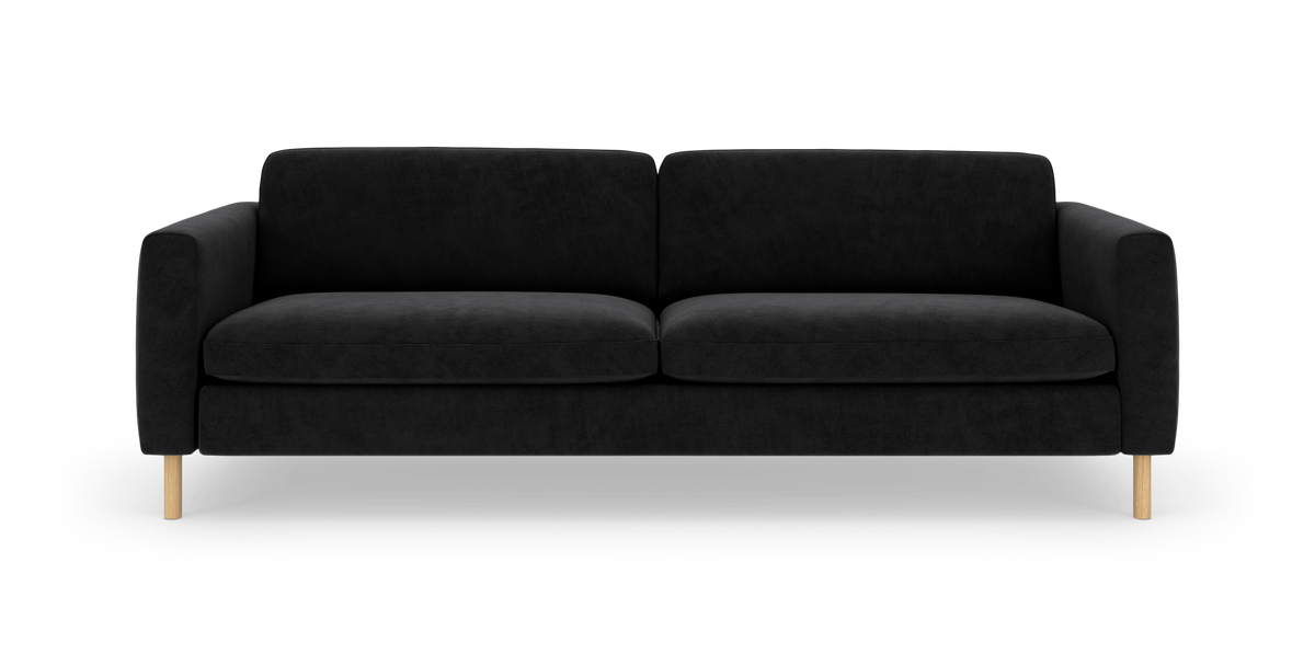 Sort 3-personers sofa med runde armlæn og lyse træben, fotograferet lige forfra på hvid baggrund.