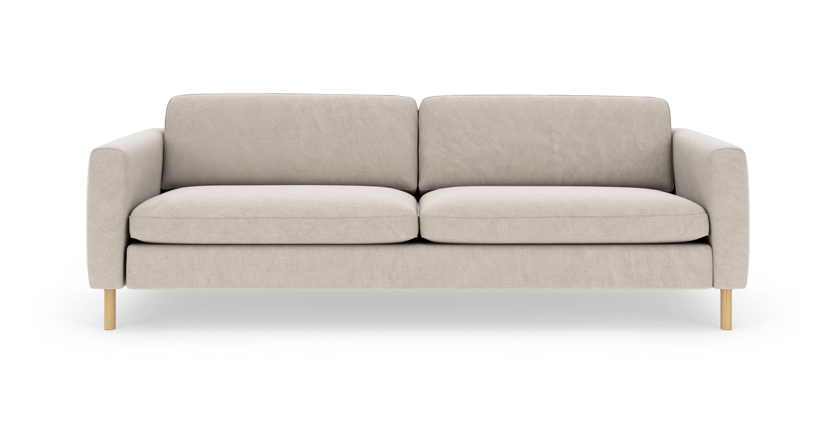 Beige moderne sofa med to sæde- og ryghynder, afrundede armlæn og lyse træben, frilagt mod hvid baggrund.