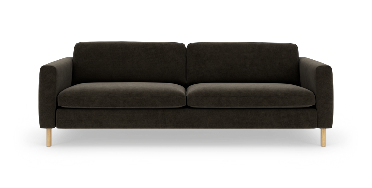 Mørkegrå tresæders sofa med afrundede armlæn og lyse træben, fotograferet direkte forfra på hvid baggrund.
