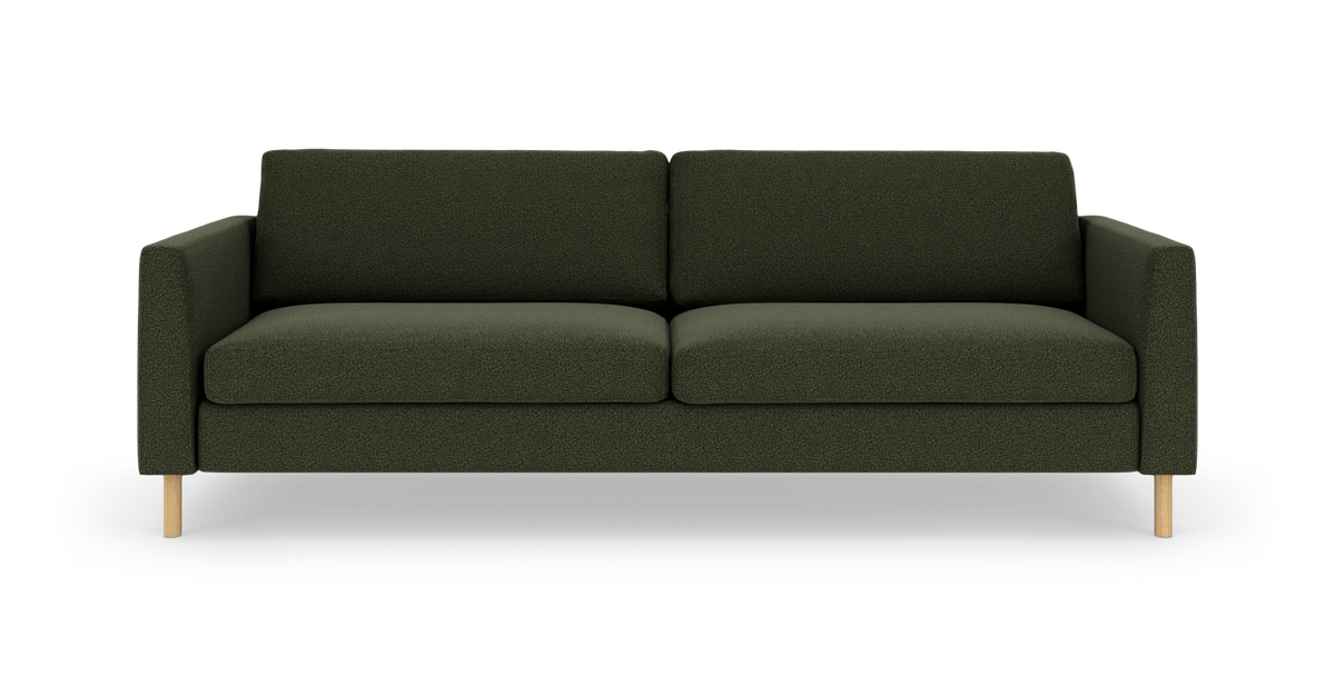 Mørkegrøn 3-personers sofa med lige armlæn og lyse træben, fotograferet forfra på hvid studiobaggrund.