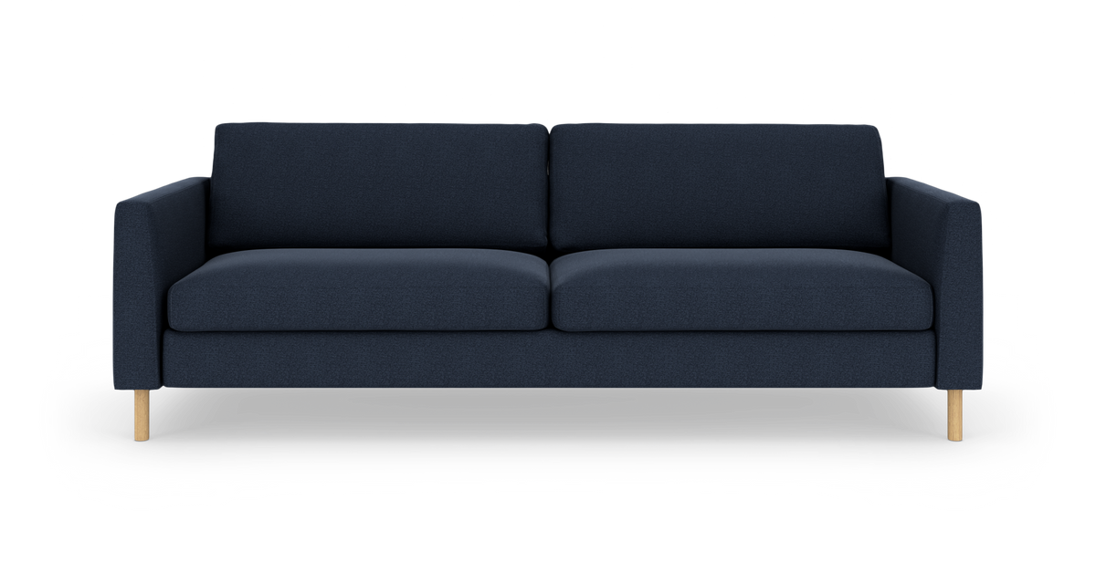 Mørkeblå 3-personers sofa med lige armlæn og lyse træben, frilagt på hvid baggrund.