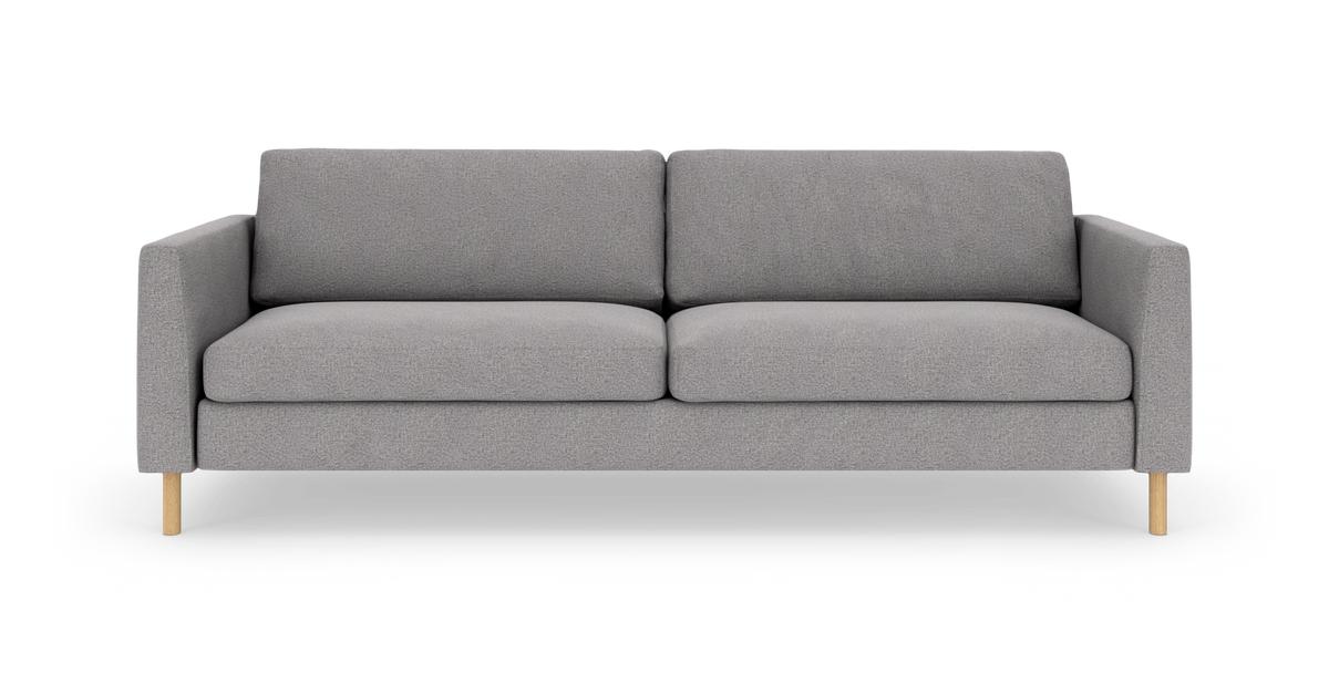 Grå tresæders sofa med lige armlæn og lyse træben, set forfra på hvid baggrund.
