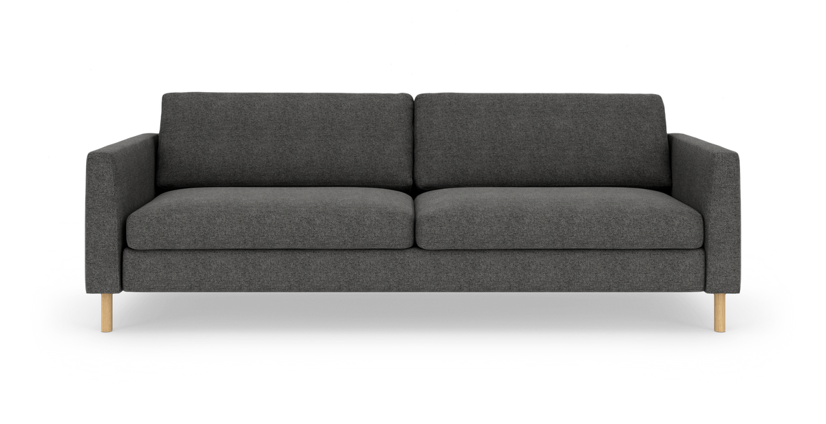Mørkegrå tresæders sofa med lige armlæn og lyse træben set forfra.