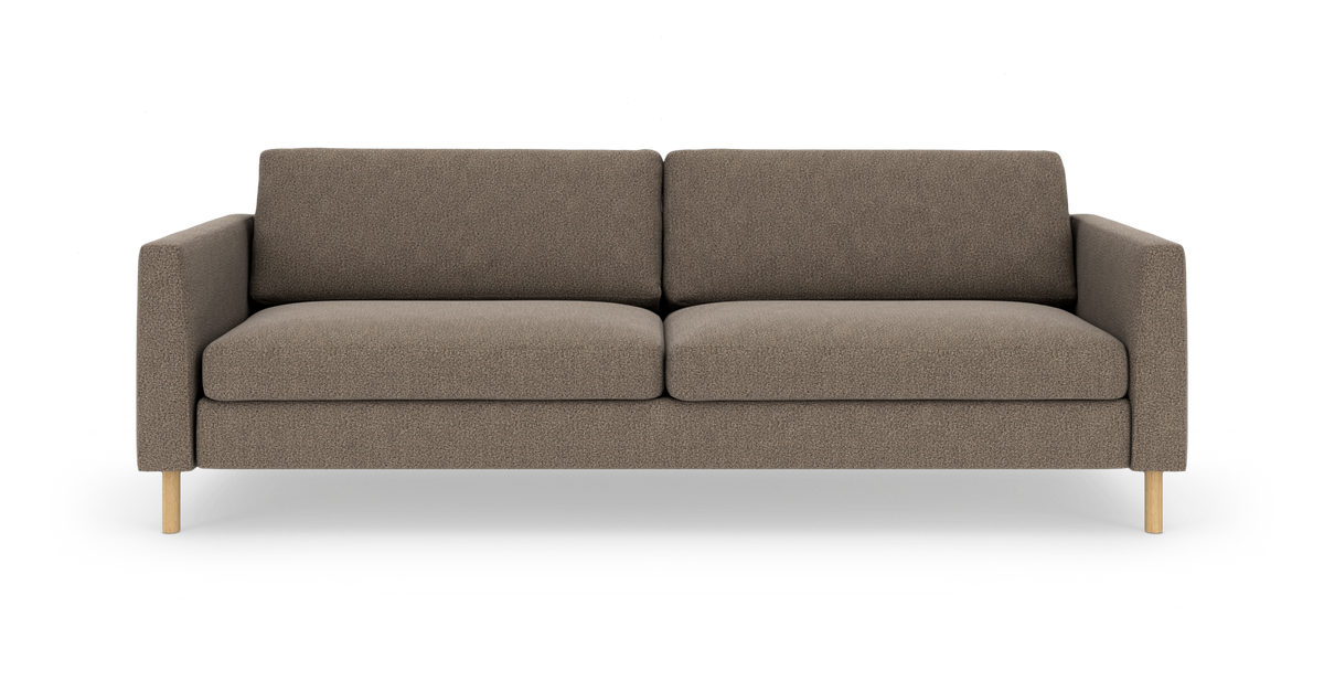 Brungrå 3-personers sofa med lige armlæn og lyse træben, produktfoto direkte forfra.