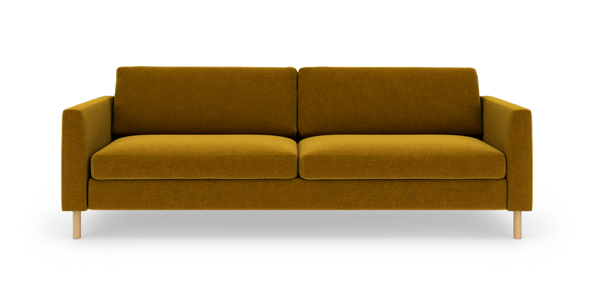 Sennepsgul tresæders sofa med lige armlæn og lyse træben, frilagt på hvid baggrund.