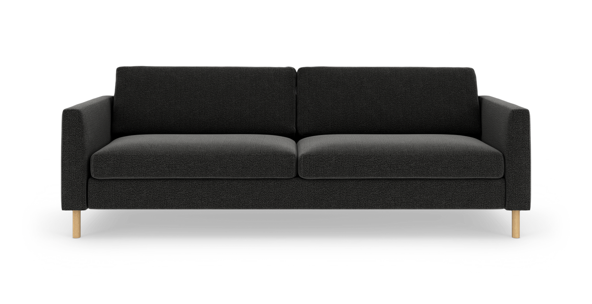 Mørkegrå sofa med lige armlæn og lyse træben, frilagt på hvid baggrund.