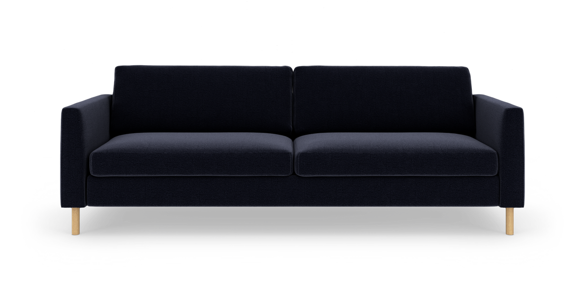 Mørkeblå tresæders sofa med lige armlæn og lyse træben, centreret på hvid baggrund.