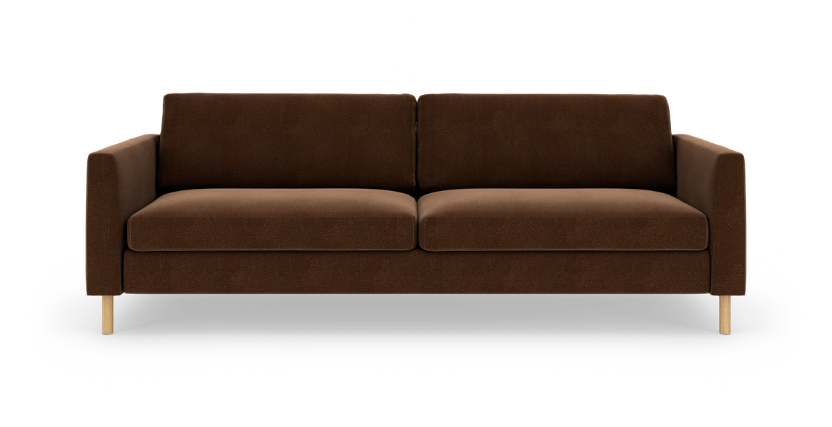 Brun 3-personers stofsofa med lige armlæn og lyse træben, frilagt produktbillede set forfra.