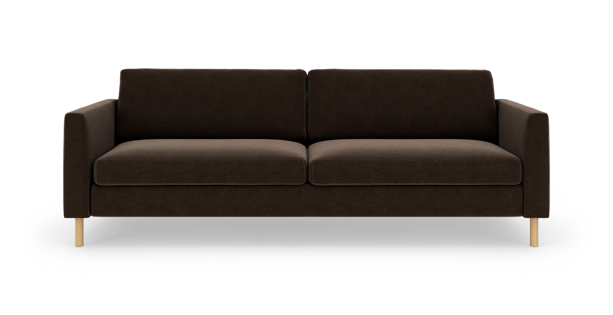 Mørkebrun 3-personers sofa med lige armlæn og lyse træben, fotograferet forfra mod hvid studiebaggrund.