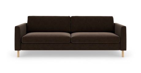 Mørkebrun 3-personers sofa med lige armlæn og lyse træben, fotograferet forfra mod hvid studiebaggrund.