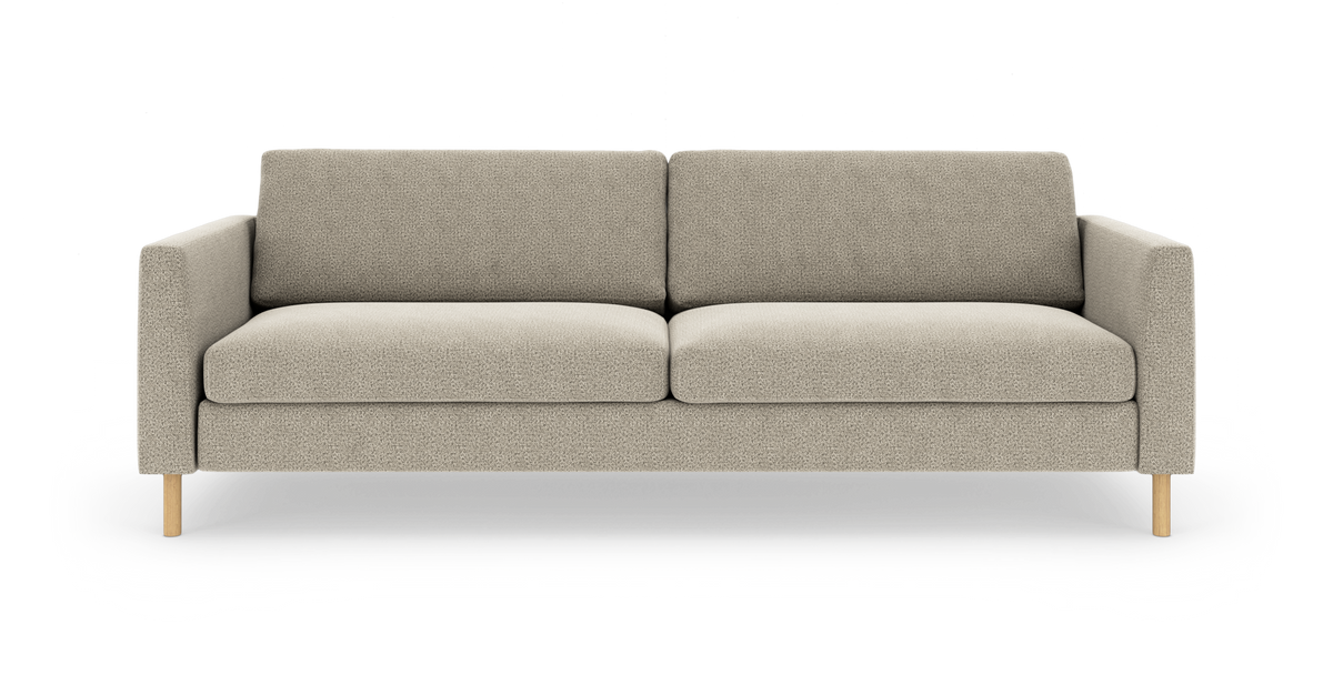 Beige 3-personers sofa med firkantede armlæn og lyse træben, set lige forfra på hvid studiobaggrund.