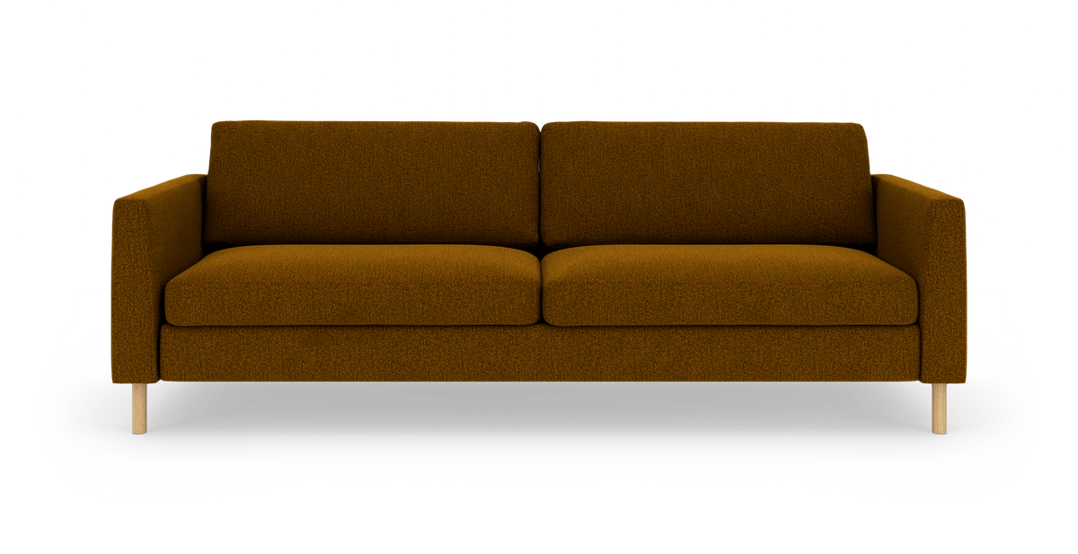 Sennepsgul 3-personers sofa i stof med rette armlæn og lyse træben, frilagt på hvid baggrund.
