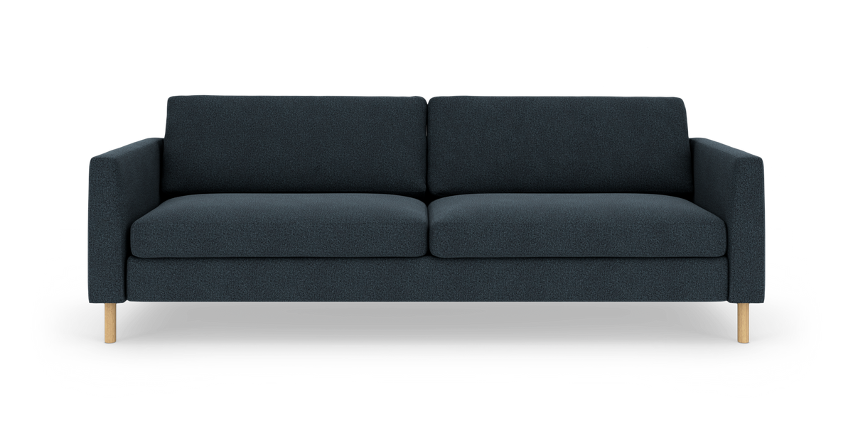 Mørkeblå 3-personers sofa med lige armlæn og lyse træben på hvid baggrund.