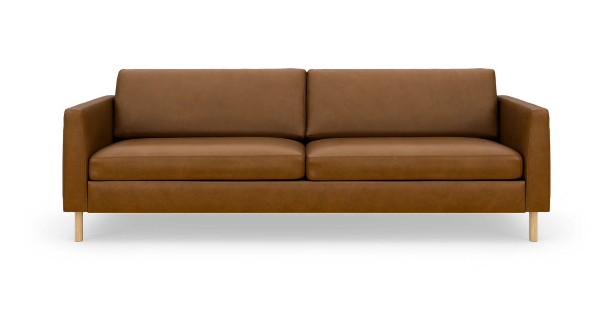Brun lædersofa med to sædehynder og to ryghynder, frilagt på hvid baggrund.